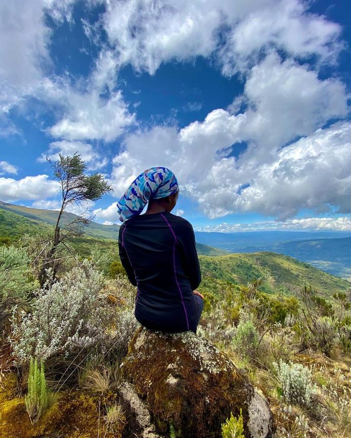 A Hiker at Table Mountain wearing our army blue neck gaiter as a head wrap